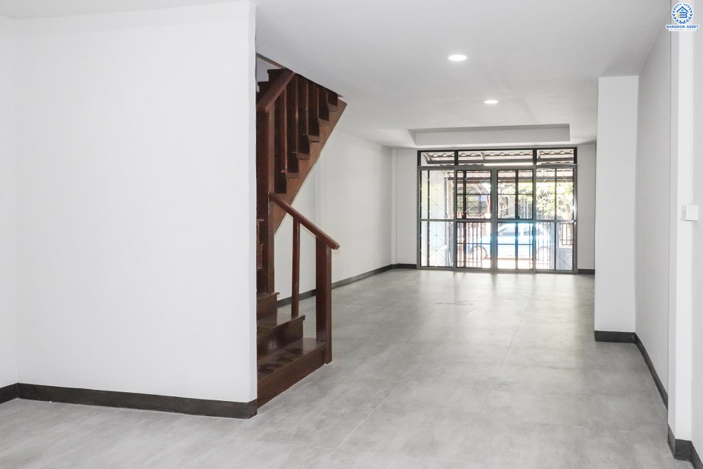 ทาวน์เฮ้าส์มือสองนนทบุรี ม.ร่มรื่นวิลล์ กาญจนาฯ-ราชพฤกษ์ (ใกล้ร.ร.เทพศิรินทร์) เนื้อที่ 19 ตร.ว. ฟังก์ชั่น 2 ห้องนอน 2 ห้องน้ำ ต่อเติมครัวพร้อมอยู่ บนทำเลสะดวกสบาย เดินทางง่าย เข้า-ออกได้ 3 เส้นทางสายหลัก เพียง 4 นาทีถึงจุดขึ้นทางด่วน "ศรีรัช" ราคาพิเศษสุด!