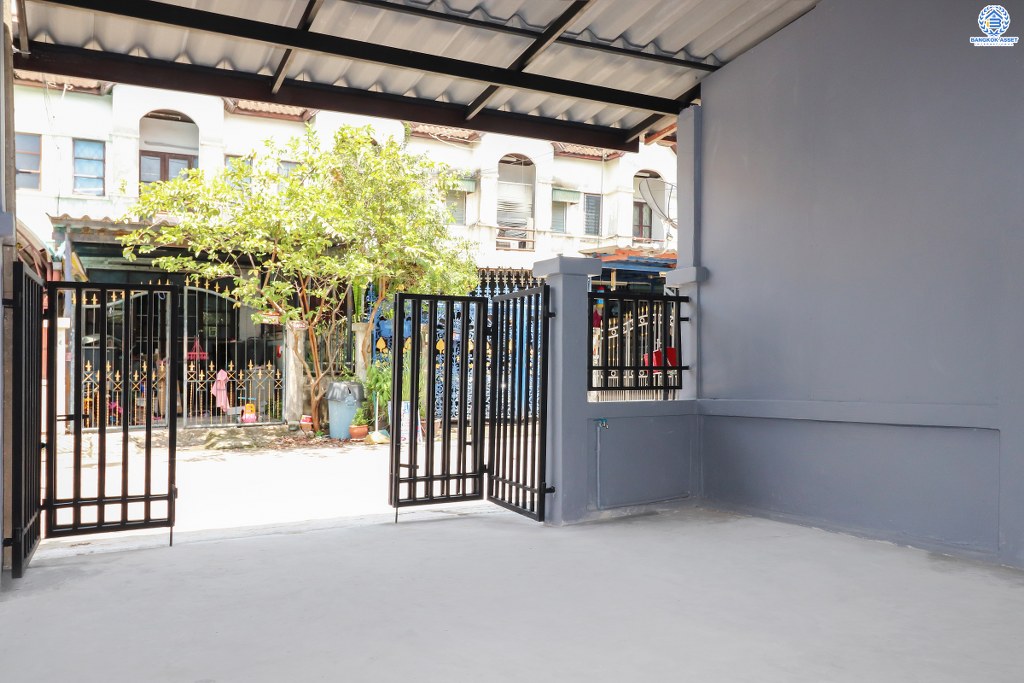 ทาวน์เฮ้าส์มือสองนนทบุรี ม.ร่มรื่นวิลล์ กาญจนาฯ-ราชพฤกษ์ (ใกล้ร.ร.เทพศิรินทร์) เนื้อที่ 19 ตร.ว. ฟังก์ชั่น 2 ห้องนอน 2 ห้องน้ำ ต่อเติมครัวพร้อมอยู่ บนทำเลสะดวกสบาย เดินทางง่าย เข้า-ออกได้ 3 เส้นทางสายหลัก เพียง 4 นาทีถึงจุดขึ้นทางด่วน "ศรีรัช" ราคาพิเศษสุด!