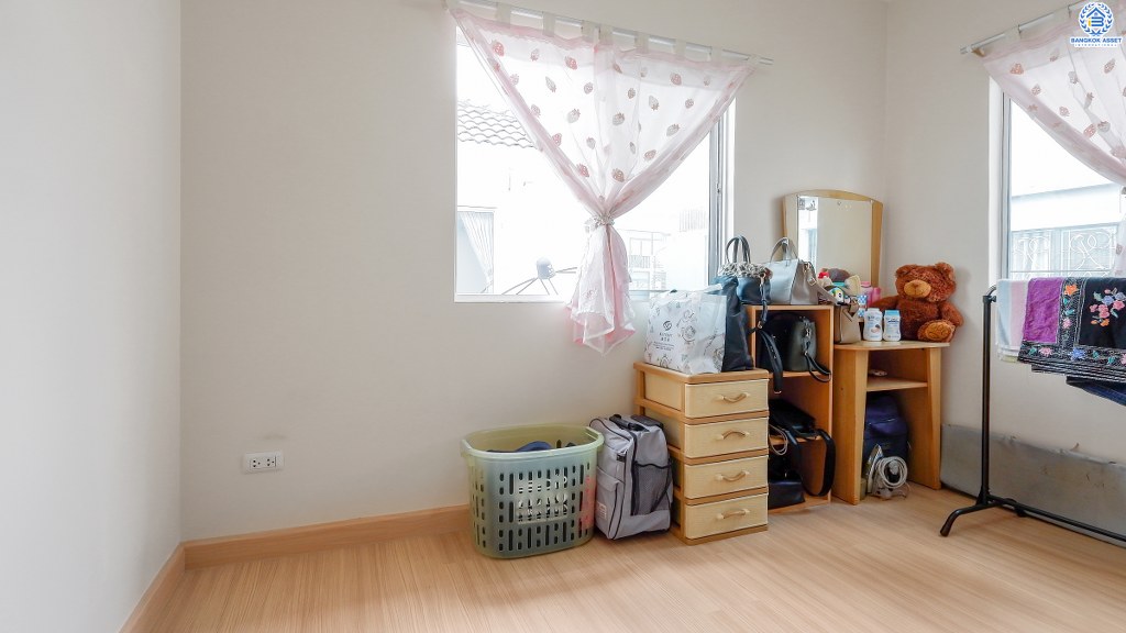 ทาวน์เฮ้าส์มือสองนนทบุรี ห้องมุม! ม.พฤกษาวิลล์63/1 นครอินทร์-พระราม5 บ้านพร้อมอยู่ เนื้อที่ 23.7 ตร.ว. ฟังก์ชั่น 3 ห้องนอน 2 ห้องน้ำ แถมแอร์ 2 เครื่อง บนทำเลโซนเมือง! เดินทางสะดวก เข้า-ออกทาง ซอยวัดสังฆทาน ใกล้สะพานพระราม5 และรถไฟฟ้าสถานี "แยกติวานนท์"...