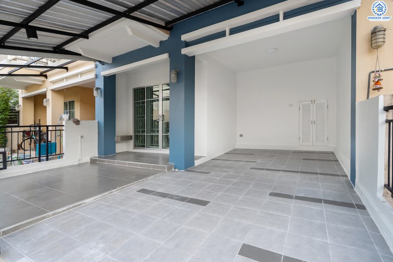 บ้านมือสองตกแต่งใหม่ ม.เดอะวิลล่า ราชพฤกษ์-ท่าอิฐ ตกแต่งพร้อมเข้าอยู่ เนื้อที่ 18 ตร.ว. ฟังก์ชั่น 3 ห้องนอน 2 ห้องน้ำ โครงการคุณภาพแบรนด์ Property Perfect บนทำเลใกล้รถไฟฟ้า สถานีบางรักน้อยท่าอิฐ เชื่อมต่อทั้งถ.รัตนาธิเบศร์ และถ.ราชพฤกษ์