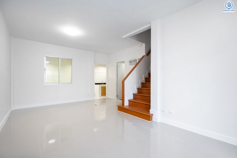 บ้านมือสองตกแต่งใหม่ ม.เดอะวิลล่า ราชพฤกษ์-ท่าอิฐ ตกแต่งพร้อมเข้าอยู่ เนื้อที่ 18 ตร.ว. ฟังก์ชั่น 3 ห้องนอน 2 ห้องน้ำ โครงการคุณภาพแบรนด์ Property Perfect บนทำเลใกล้รถไฟฟ้า สถานีบางรักน้อยท่าอิฐ เชื่อมต่อทั้งถ.รัตนาธิเบศร์ และถ.ราชพฤกษ์