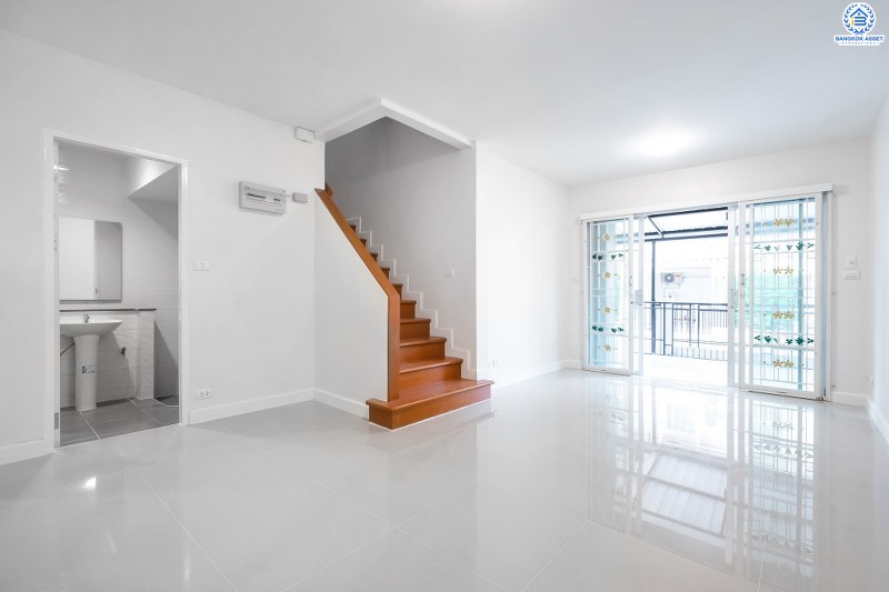 บ้านมือสองตกแต่งใหม่ ม.เดอะวิลล่า ราชพฤกษ์-ท่าอิฐ ตกแต่งพร้อมเข้าอยู่ เนื้อที่ 18 ตร.ว. ฟังก์ชั่น 3 ห้องนอน 2 ห้องน้ำ โครงการคุณภาพแบรนด์ Property Perfect บนทำเลใกล้รถไฟฟ้า สถานีบางรักน้อยท่าอิฐ เชื่อมต่อทั้งถ.รัตนาธิเบศร์ และถ.ราชพฤกษ์