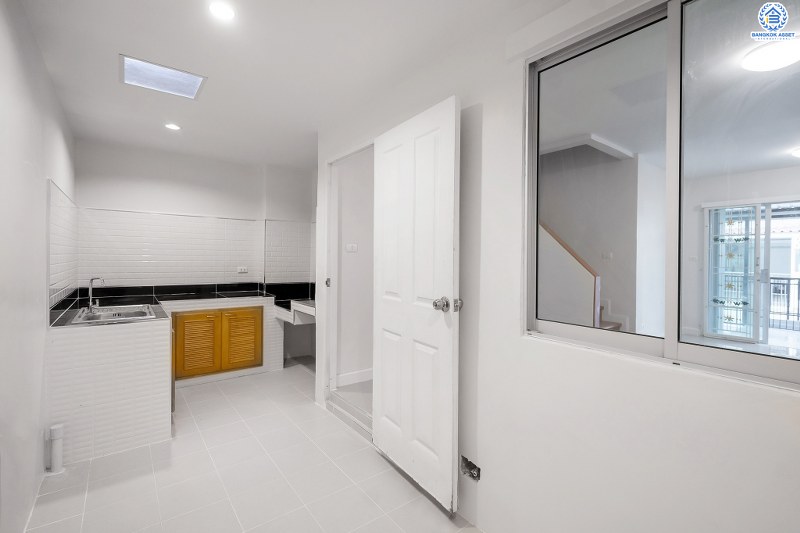 บ้านมือสองตกแต่งใหม่ ม.เดอะวิลล่า ราชพฤกษ์-ท่าอิฐ ตกแต่งพร้อมเข้าอยู่ เนื้อที่ 18 ตร.ว. ฟังก์ชั่น 3 ห้องนอน 2 ห้องน้ำ โครงการคุณภาพแบรนด์ Property Perfect บนทำเลใกล้รถไฟฟ้า สถานีบางรักน้อยท่าอิฐ เชื่อมต่อทั้งถ.รัตนาธิเบศร์ และถ.ราชพฤกษ์