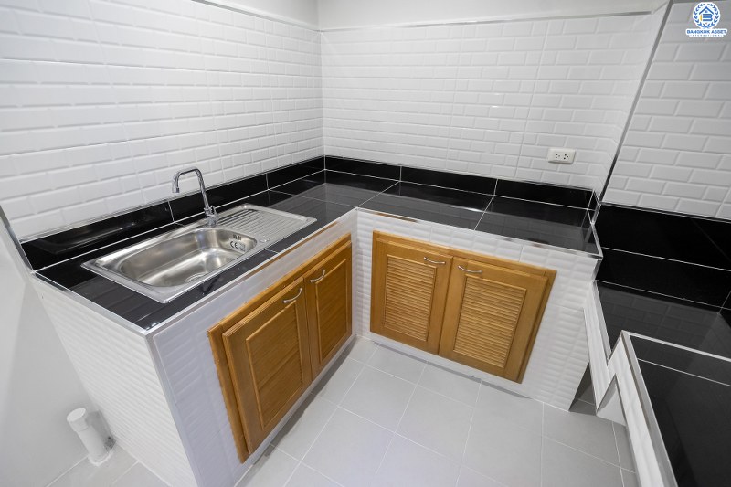 บ้านมือสองตกแต่งใหม่ ม.เดอะวิลล่า ราชพฤกษ์-ท่าอิฐ ตกแต่งพร้อมเข้าอยู่ เนื้อที่ 18 ตร.ว. ฟังก์ชั่น 3 ห้องนอน 2 ห้องน้ำ โครงการคุณภาพแบรนด์ Property Perfect บนทำเลใกล้รถไฟฟ้า สถานีบางรักน้อยท่าอิฐ เชื่อมต่อทั้งถ.รัตนาธิเบศร์ และถ.ราชพฤกษ์