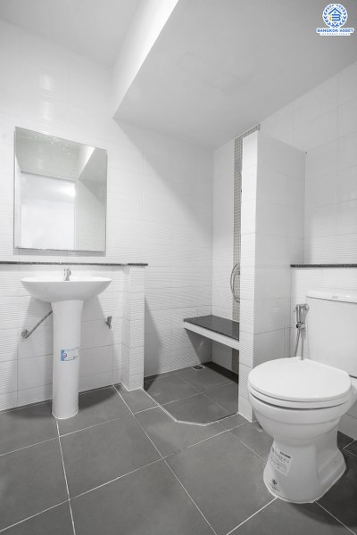 บ้านมือสองตกแต่งใหม่ ม.เดอะวิลล่า ราชพฤกษ์-ท่าอิฐ ตกแต่งพร้อมเข้าอยู่ เนื้อที่ 18 ตร.ว. ฟังก์ชั่น 3 ห้องนอน 2 ห้องน้ำ โครงการคุณภาพแบรนด์ Property Perfect บนทำเลใกล้รถไฟฟ้า สถานีบางรักน้อยท่าอิฐ เชื่อมต่อทั้งถ.รัตนาธิเบศร์ และถ.ราชพฤกษ์