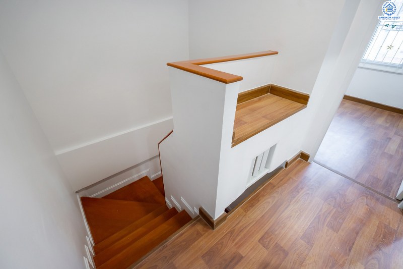 บ้านมือสองตกแต่งใหม่ ม.เดอะวิลล่า ราชพฤกษ์-ท่าอิฐ ตกแต่งพร้อมเข้าอยู่ เนื้อที่ 18 ตร.ว. ฟังก์ชั่น 3 ห้องนอน 2 ห้องน้ำ โครงการคุณภาพแบรนด์ Property Perfect บนทำเลใกล้รถไฟฟ้า สถานีบางรักน้อยท่าอิฐ เชื่อมต่อทั้งถ.รัตนาธิเบศร์ และถ.ราชพฤกษ์