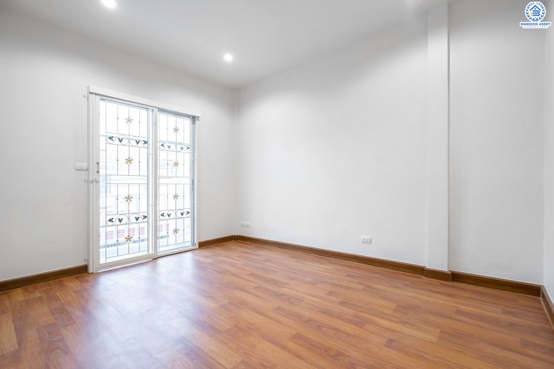 บ้านมือสองตกแต่งใหม่ ม.เดอะวิลล่า ราชพฤกษ์-ท่าอิฐ ตกแต่งพร้อมเข้าอยู่ เนื้อที่ 18 ตร.ว. ฟังก์ชั่น 3 ห้องนอน 2 ห้องน้ำ โครงการคุณภาพแบรนด์ Property Perfect บนทำเลใกล้รถไฟฟ้า สถานีบางรักน้อยท่าอิฐ เชื่อมต่อทั้งถ.รัตนาธิเบศร์ และถ.ราชพฤกษ์