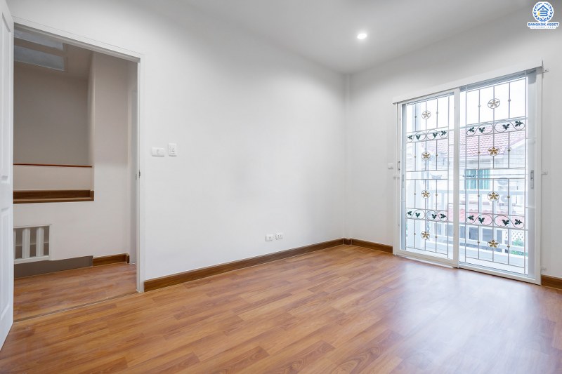 บ้านมือสองตกแต่งใหม่ ม.เดอะวิลล่า ราชพฤกษ์-ท่าอิฐ ตกแต่งพร้อมเข้าอยู่ เนื้อที่ 18 ตร.ว. ฟังก์ชั่น 3 ห้องนอน 2 ห้องน้ำ โครงการคุณภาพแบรนด์ Property Perfect บนทำเลใกล้รถไฟฟ้า สถานีบางรักน้อยท่าอิฐ เชื่อมต่อทั้งถ.รัตนาธิเบศร์ และถ.ราชพฤกษ์