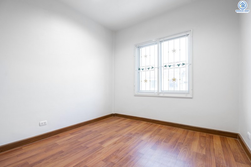 บ้านมือสองตกแต่งใหม่ ม.เดอะวิลล่า ราชพฤกษ์-ท่าอิฐ ตกแต่งพร้อมเข้าอยู่ เนื้อที่ 18 ตร.ว. ฟังก์ชั่น 3 ห้องนอน 2 ห้องน้ำ โครงการคุณภาพแบรนด์ Property Perfect บนทำเลใกล้รถไฟฟ้า สถานีบางรักน้อยท่าอิฐ เชื่อมต่อทั้งถ.รัตนาธิเบศร์ และถ.ราชพฤกษ์