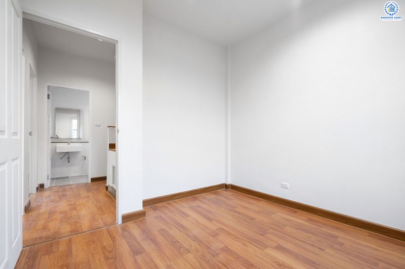 บ้านมือสองตกแต่งใหม่ ม.เดอะวิลล่า ราชพฤกษ์-ท่าอิฐ ตกแต่งพร้อมเข้าอยู่ เนื้อที่ 18 ตร.ว. ฟังก์ชั่น 3 ห้องนอน 2 ห้องน้ำ โครงการคุณภาพแบรนด์ Property Perfect บนทำเลใกล้รถไฟฟ้า สถานีบางรักน้อยท่าอิฐ เชื่อมต่อทั้งถ.รัตนาธิเบศร์ และถ.ราชพฤกษ์