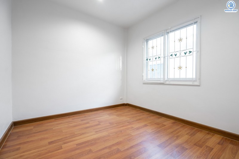 บ้านมือสองตกแต่งใหม่ ม.เดอะวิลล่า ราชพฤกษ์-ท่าอิฐ ตกแต่งพร้อมเข้าอยู่ เนื้อที่ 18 ตร.ว. ฟังก์ชั่น 3 ห้องนอน 2 ห้องน้ำ โครงการคุณภาพแบรนด์ Property Perfect บนทำเลใกล้รถไฟฟ้า สถานีบางรักน้อยท่าอิฐ เชื่อมต่อทั้งถ.รัตนาธิเบศร์ และถ.ราชพฤกษ์