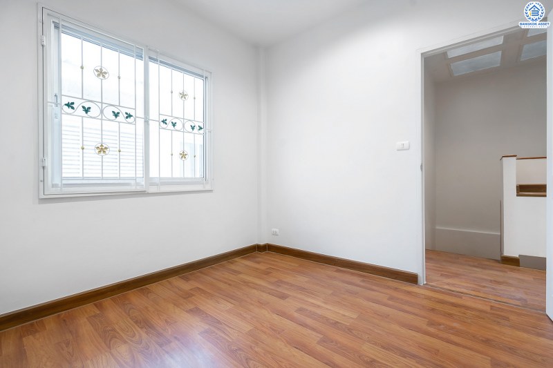 บ้านมือสองตกแต่งใหม่ ม.เดอะวิลล่า ราชพฤกษ์-ท่าอิฐ ตกแต่งพร้อมเข้าอยู่ เนื้อที่ 18 ตร.ว. ฟังก์ชั่น 3 ห้องนอน 2 ห้องน้ำ โครงการคุณภาพแบรนด์ Property Perfect บนทำเลใกล้รถไฟฟ้า สถานีบางรักน้อยท่าอิฐ เชื่อมต่อทั้งถ.รัตนาธิเบศร์ และถ.ราชพฤกษ์