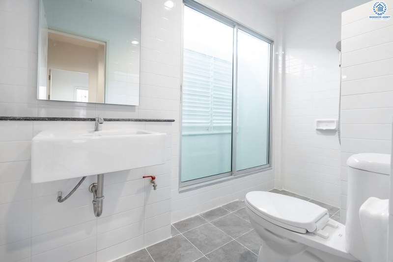 บ้านมือสองตกแต่งใหม่ ม.เดอะวิลล่า ราชพฤกษ์-ท่าอิฐ ตกแต่งพร้อมเข้าอยู่ เนื้อที่ 18 ตร.ว. ฟังก์ชั่น 3 ห้องนอน 2 ห้องน้ำ โครงการคุณภาพแบรนด์ Property Perfect บนทำเลใกล้รถไฟฟ้า สถานีบางรักน้อยท่าอิฐ เชื่อมต่อทั้งถ.รัตนาธิเบศร์ และถ.ราชพฤกษ์