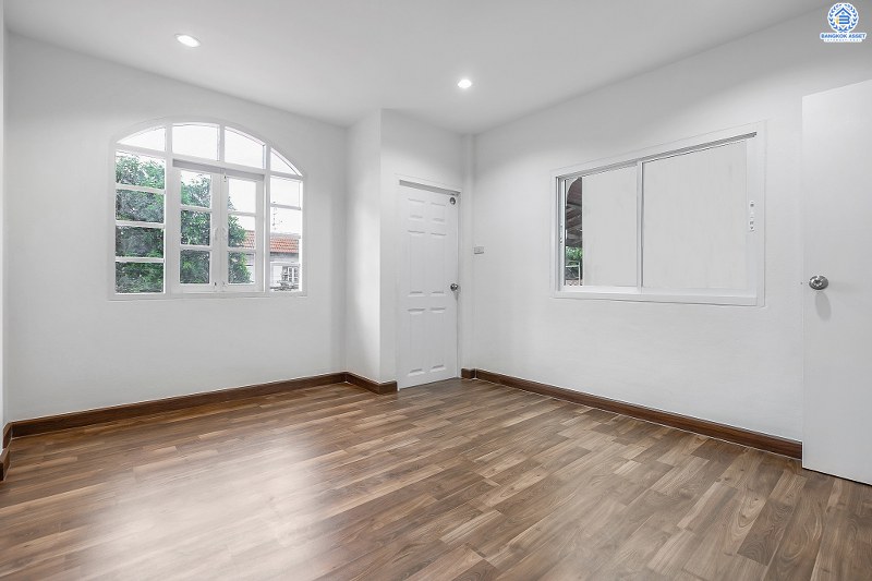 บ้านมือสองตกแต่งใหม่ ม.บัวทอง2 บางใหญ่-เซ็นทรัลเวสต์เกต เพียง 50 เมตรจากรถไฟฟ้า "สถานีคลองบางไผ่" ตกแต่งพร้อมอยู่ เนื้อที่ 30 ตร.ว. ฟังก์ชั้น 3 ห้องนอน 2 ห้องน้ำ 2 ที่จอดรถ เดินทางสะดวก ใกล้ถนนกาญจนาภิเษก มีรถประจำทางผ่านหลายสาย ราคาสุดคุ้ม!