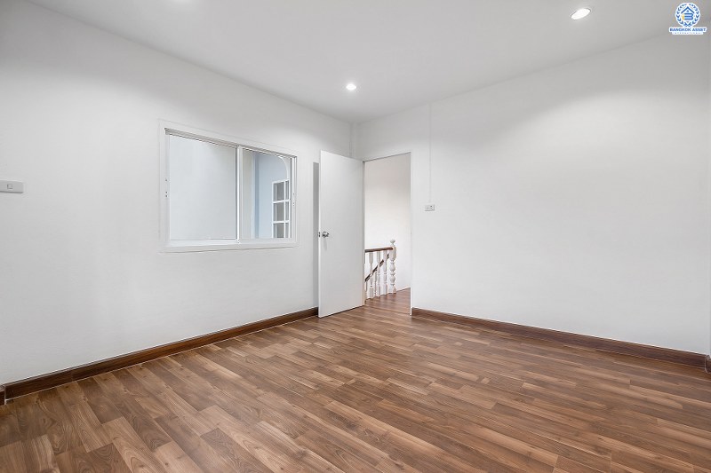 บ้านมือสองตกแต่งใหม่ ม.บัวทอง2 บางใหญ่-เซ็นทรัลเวสต์เกต เพียง 50 เมตรจากรถไฟฟ้า "สถานีคลองบางไผ่" ตกแต่งพร้อมอยู่ เนื้อที่ 30 ตร.ว. ฟังก์ชั้น 3 ห้องนอน 2 ห้องน้ำ 2 ที่จอดรถ เดินทางสะดวก ใกล้ถนนกาญจนาภิเษก มีรถประจำทางผ่านหลายสาย ราคาสุดคุ้ม!