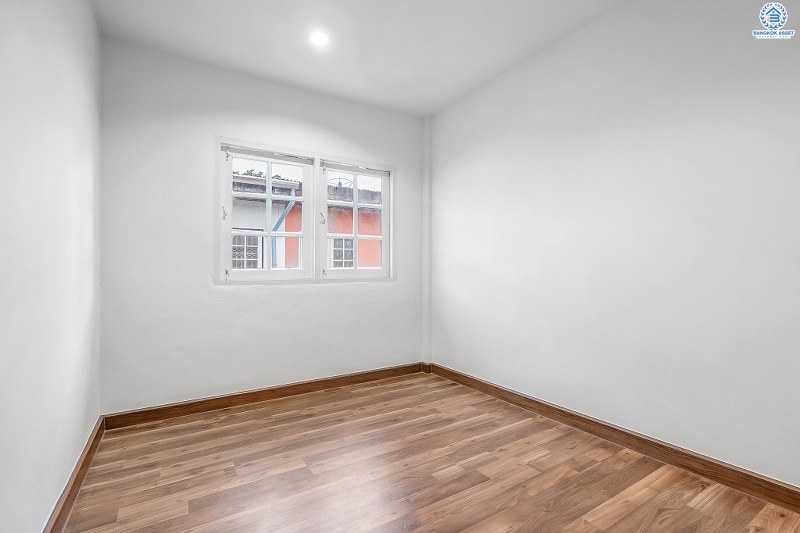 บ้านมือสองตกแต่งใหม่ ม.บัวทอง2 บางใหญ่-เซ็นทรัลเวสต์เกต เพียง 50 เมตรจากรถไฟฟ้า "สถานีคลองบางไผ่" ตกแต่งพร้อมอยู่ เนื้อที่ 30 ตร.ว. ฟังก์ชั้น 3 ห้องนอน 2 ห้องน้ำ 2 ที่จอดรถ เดินทางสะดวก ใกล้ถนนกาญจนาภิเษก มีรถประจำทางผ่านหลายสาย ราคาสุดคุ้ม!