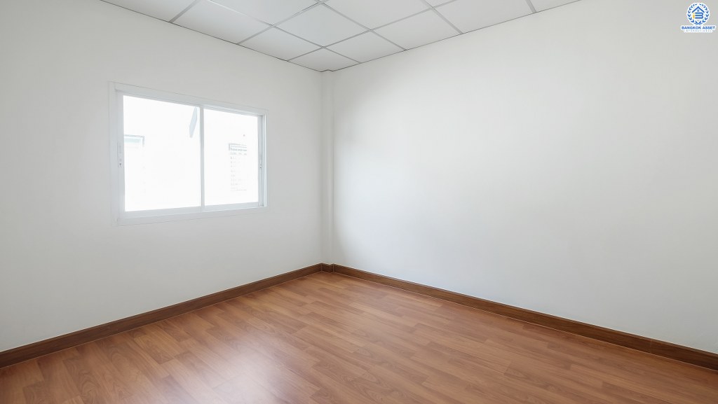 ทาวน์เฮ้าส์มือสองนนทบุรี ราคาล้านต้นๆ ม.บัวทอง4 บ้านกล้วย-ไทรน้อย เนื้อที่ 18 ตร.ว. หน้ากว้าง 5 เมตร ฟังก์ชั้น 2 ห้องนอน 2 ห้องน้ำ พร้อมอยู่! เดินทางสะดวกสุดๆ ใกล้ถนนกาญจนาภิเษก ,เซ็นทรัลเวสต์เกต มีรถประจำทางผ่านหลายสาย คุ้มมากกก