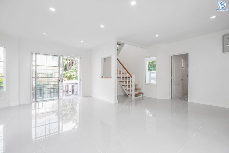 บ้านมือสองตกแต่งใหม่ แบรนด์LH ม.ชัยพฤกษ์ ติวานนท์-ราชพฤกษ์ พร้อมอยู่ เนื้อที่ 50.6 ตร.ว. ฟังก์ชั่น 3 ห้องนอน 2 ห้องน้ำ รองรับทุกการอยู่อาศัย บนทำเลติดถนน 345 เชื่อมต่อทั้งถ.ราชพฤกษ์ ,ติวานนท์ ใกล้โรบินสัน และทางด่วนศรีสมาน