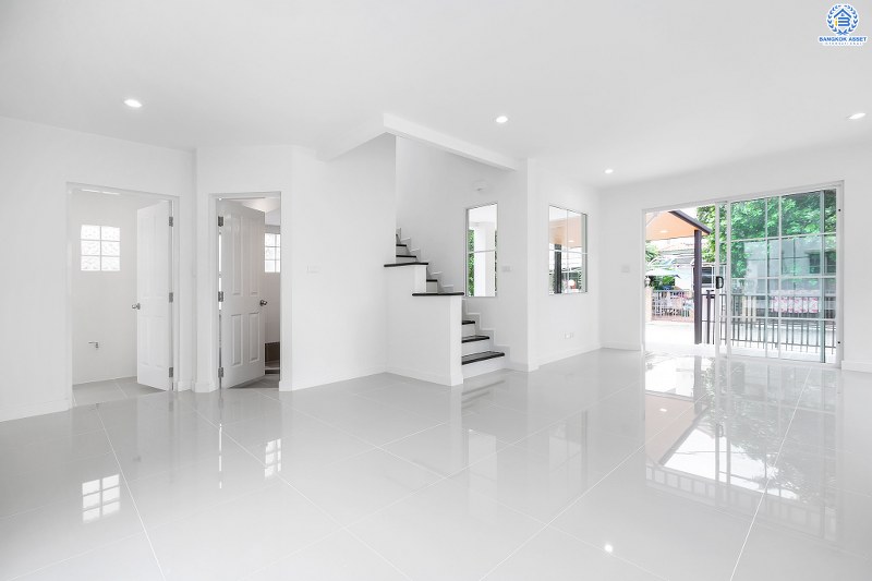 บ้านมือสองตกแต่งใหม่ สไตล์อบอุ่น คุณภาพแบรนด์ LH โครงการ ชลลดา บางใหญ่-เซ็นทรัลเวสต์เกต พร้อมทุกการเข้าอยู่ เนื้อที่ 52.6 ตร.ว. ฟังก์ชั่น 3ห้องนอน 2ห้องน้ำ พร้อม facilities ครบครัน บนทำเลศักยภาพ เดินทางสะดวก ใกล้ถ.กาญจนาภิเษก เพียง 10นาทีถึงรถไฟฟ้าสถานีคลองบางไผ่