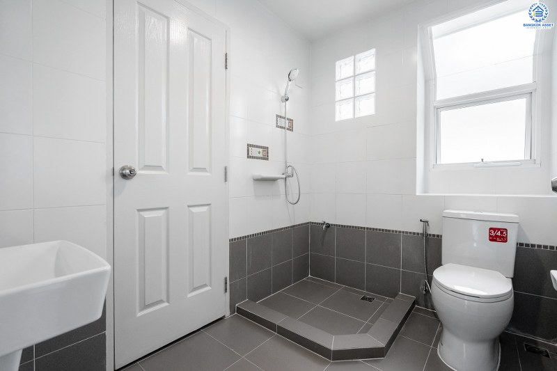 บ้านมือสองตกแต่งใหม่ สไตล์อบอุ่น คุณภาพแบรนด์ LH โครงการ ชลลดา บางใหญ่-เซ็นทรัลเวสต์เกต พร้อมทุกการเข้าอยู่ เนื้อที่ 52.6 ตร.ว. ฟังก์ชั่น 3ห้องนอน 2ห้องน้ำ พร้อม facilities ครบครัน บนทำเลศักยภาพ เดินทางสะดวก ใกล้ถ.กาญจนาภิเษก เพียง 10นาทีถึงรถไฟฟ้าสถานีคลองบางไผ่