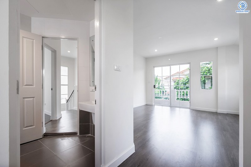 บ้านมือสองตกแต่งใหม่ สไตล์อบอุ่น คุณภาพแบรนด์ LH โครงการ ชลลดา บางใหญ่-เซ็นทรัลเวสต์เกต พร้อมทุกการเข้าอยู่ เนื้อที่ 52.6 ตร.ว. ฟังก์ชั่น 3ห้องนอน 2ห้องน้ำ พร้อม facilities ครบครัน บนทำเลศักยภาพ เดินทางสะดวก ใกล้ถ.กาญจนาภิเษก เพียง 10นาทีถึงรถไฟฟ้าสถานีคลองบางไผ่