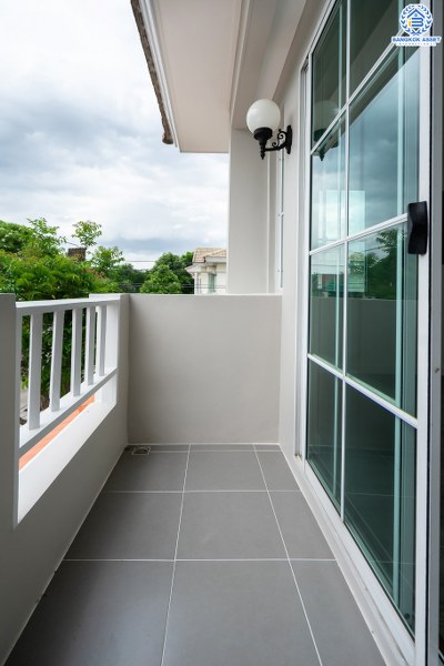 บ้านมือสองตกแต่งใหม่ สไตล์อบอุ่น คุณภาพแบรนด์ LH โครงการ ชลลดา บางใหญ่-เซ็นทรัลเวสต์เกต พร้อมทุกการเข้าอยู่ เนื้อที่ 52.6 ตร.ว. ฟังก์ชั่น 3ห้องนอน 2ห้องน้ำ พร้อม facilities ครบครัน บนทำเลศักยภาพ เดินทางสะดวก ใกล้ถ.กาญจนาภิเษก เพียง 10นาทีถึงรถไฟฟ้าสถานีคลองบางไผ่