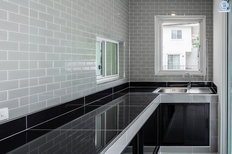 บ้านมือสองตกแต่งใหม่ สไตล์อบอุ่น คุณภาพแบรนด์ LH โครงการ ชลลดา บางใหญ่-เซ็นทรัลเวสต์เกต พร้อมทุกการเข้าอยู่ เนื้อที่ 52.6 ตร.ว. ฟังก์ชั่น 3ห้องนอน 2ห้องน้ำ พร้อม facilities ครบครัน บนทำเลศักยภาพ เดินทางสะดวก ใกล้ถ.กาญจนาภิเษก เพียง 10นาทีถึงรถไฟฟ้าสถานีคลองบางไผ่