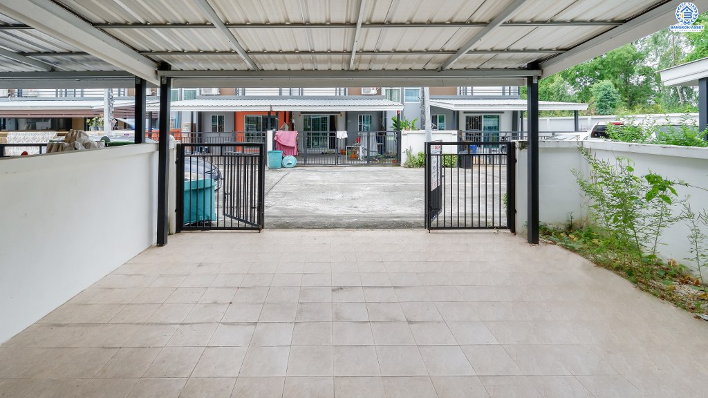 ทาวน์เฮ้าส์มือสองนนทบุรี ม.ไลโอ รัตนาธิเบศร์-เซ็นทรัลเวสต์เกต บ้านสไตล์โมเดิร์น แบรนด์ลลิล พร็อพเพอร์ตี้  เนื้อที่ 24.3 ตร.ว. เหนือกว่าด้วยฟังก์ชั่น 4 ห้องนอน 2 ห้องน้ำ 2 ที่จอดรถ+แอร์ บนทำเลเชื่อมต่อหลายเส้นทาง ใกล้รถไฟฟ้าสถานี "บางพลู"