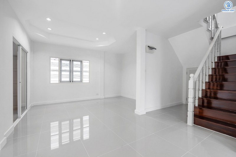 บ้านมือสองตกแต่งใหม่ ห้องมุม! ม.ประดับดาว3 รัตนาธิเบศร์-ราชพฤกษ์ ตกแต่งสไตล์โมเดิร์น เนื้อที่ 51.6 ตร.ว. ฟังก์ชั่น 3 ห้องนอน 2 ห้องน้ำ พร้อมโซน family room ชั้นสอง พื้นที่ใช้สอยกว้างขวาง บนทำเลที่ดีที่สุด! เพียง 500 เมตร จากถนนราชพฤกษ์ ใกล้รถไฟฟ้า "บางรักน้อยท่าอิฐ"