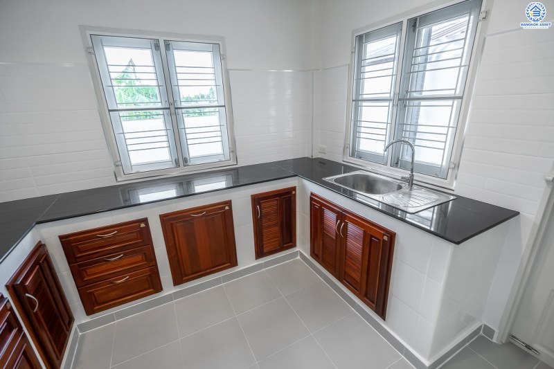 บ้านมือสองตกแต่งใหม่ ห้องมุม! ม.ประดับดาว3 รัตนาธิเบศร์-ราชพฤกษ์ ตกแต่งสไตล์โมเดิร์น เนื้อที่ 51.6 ตร.ว. ฟังก์ชั่น 3 ห้องนอน 2 ห้องน้ำ พร้อมโซน family room ชั้นสอง พื้นที่ใช้สอยกว้างขวาง บนทำเลที่ดีที่สุด! เพียง 500 เมตร จากถนนราชพฤกษ์ ใกล้รถไฟฟ้า "บางรักน้อยท่าอิฐ"