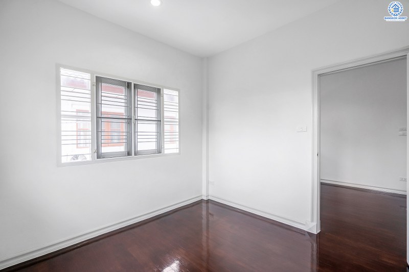 บ้านมือสองตกแต่งใหม่ ห้องมุม! ม.ประดับดาว3 รัตนาธิเบศร์-ราชพฤกษ์ ตกแต่งสไตล์โมเดิร์น เนื้อที่ 51.6 ตร.ว. ฟังก์ชั่น 3 ห้องนอน 2 ห้องน้ำ พร้อมโซน family room ชั้นสอง พื้นที่ใช้สอยกว้างขวาง บนทำเลที่ดีที่สุด! เพียง 500 เมตร จากถนนราชพฤกษ์ ใกล้รถไฟฟ้า "บางรักน้อยท่าอิฐ"