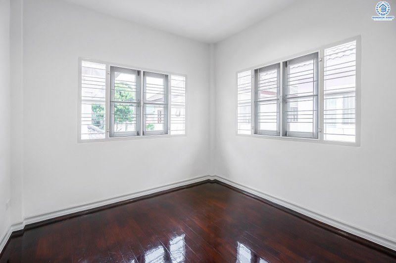 บ้านมือสองตกแต่งใหม่ ห้องมุม! ม.ประดับดาว3 รัตนาธิเบศร์-ราชพฤกษ์ ตกแต่งสไตล์โมเดิร์น เนื้อที่ 51.6 ตร.ว. ฟังก์ชั่น 3 ห้องนอน 2 ห้องน้ำ พร้อมโซน family room ชั้นสอง พื้นที่ใช้สอยกว้างขวาง บนทำเลที่ดีที่สุด! เพียง 500 เมตร จากถนนราชพฤกษ์ ใกล้รถไฟฟ้า "บางรักน้อยท่าอิฐ"