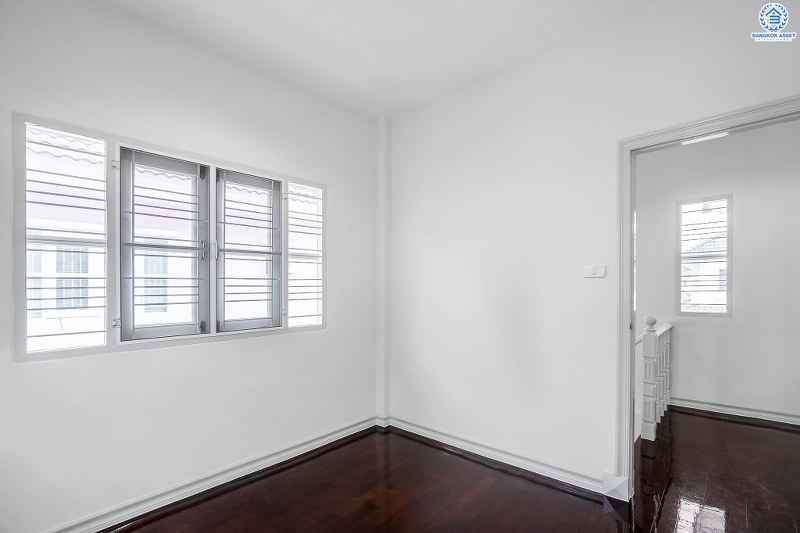 บ้านมือสองตกแต่งใหม่ ห้องมุม! ม.ประดับดาว3 รัตนาธิเบศร์-ราชพฤกษ์ ตกแต่งสไตล์โมเดิร์น เนื้อที่ 51.6 ตร.ว. ฟังก์ชั่น 3 ห้องนอน 2 ห้องน้ำ พร้อมโซน family room ชั้นสอง พื้นที่ใช้สอยกว้างขวาง บนทำเลที่ดีที่สุด! เพียง 500 เมตร จากถนนราชพฤกษ์ ใกล้รถไฟฟ้า "บางรักน้อยท่าอิฐ"