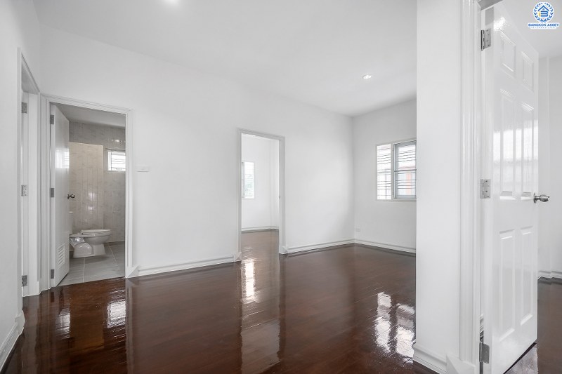 บ้านมือสองตกแต่งใหม่ ห้องมุม! ม.ประดับดาว3 รัตนาธิเบศร์-ราชพฤกษ์ ตกแต่งสไตล์โมเดิร์น เนื้อที่ 51.6 ตร.ว. ฟังก์ชั่น 3 ห้องนอน 2 ห้องน้ำ พร้อมโซน family room ชั้นสอง พื้นที่ใช้สอยกว้างขวาง บนทำเลที่ดีที่สุด! เพียง 500 เมตร จากถนนราชพฤกษ์ ใกล้รถไฟฟ้า "บางรักน้อยท่าอิฐ"