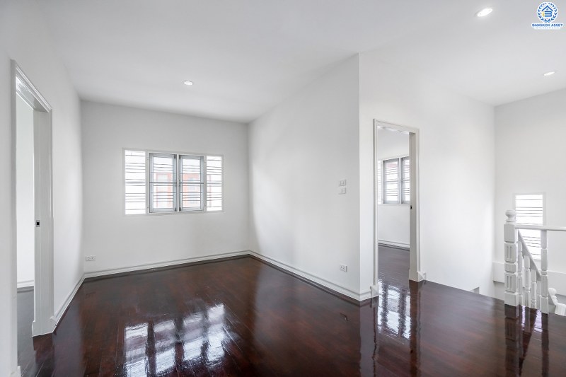 บ้านมือสองตกแต่งใหม่ ห้องมุม! ม.ประดับดาว3 รัตนาธิเบศร์-ราชพฤกษ์ ตกแต่งสไตล์โมเดิร์น เนื้อที่ 51.6 ตร.ว. ฟังก์ชั่น 3 ห้องนอน 2 ห้องน้ำ พร้อมโซน family room ชั้นสอง พื้นที่ใช้สอยกว้างขวาง บนทำเลที่ดีที่สุด! เพียง 500 เมตร จากถนนราชพฤกษ์ ใกล้รถไฟฟ้า "บางรักน้อยท่าอิฐ"