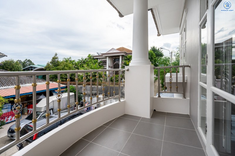 บ้านมือสองตกแต่งใหม่ ห้องมุม! ม.ประดับดาว3 รัตนาธิเบศร์-ราชพฤกษ์ ตกแต่งสไตล์โมเดิร์น เนื้อที่ 51.6 ตร.ว. ฟังก์ชั่น 3 ห้องนอน 2 ห้องน้ำ พร้อมโซน family room ชั้นสอง พื้นที่ใช้สอยกว้างขวาง บนทำเลที่ดีที่สุด! เพียง 500 เมตร จากถนนราชพฤกษ์ ใกล้รถไฟฟ้า "บางรักน้อยท่าอิฐ"