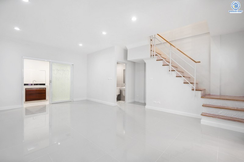 บ้านมือสองตกแต่งใหม่ สไตล์โมเดิร์น โครงการ เดอะทรัสต์ทาวน์ ราชพฤกษ์-รัตนาธิเบศร์ เนื้อที่ 19.8 ตร.ว. มาพร้อมฟังก์ชั่น 3 ห้องนอน 2 ห้องน้ำ คุณภาพแบรนด์ Q.House สาธารณูปโภคครบครัน บนทำเลติดถ.ราชพฤกษ์ เดินทางสู่ใจกลางเมืองได้อย่างรวดเร็ว ใกล้รถไฟฟ้าสถานีบางรักน้อยท่าอิฐ