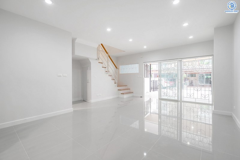 บ้านมือสองตกแต่งใหม่ สไตล์โมเดิร์น โครงการ เดอะทรัสต์ทาวน์ ราชพฤกษ์-รัตนาธิเบศร์ เนื้อที่ 19.8 ตร.ว. มาพร้อมฟังก์ชั่น 3 ห้องนอน 2 ห้องน้ำ คุณภาพแบรนด์ Q.House สาธารณูปโภคครบครัน บนทำเลติดถ.ราชพฤกษ์ เดินทางสู่ใจกลางเมืองได้อย่างรวดเร็ว ใกล้รถไฟฟ้าสถานีบางรักน้อยท่าอิฐ