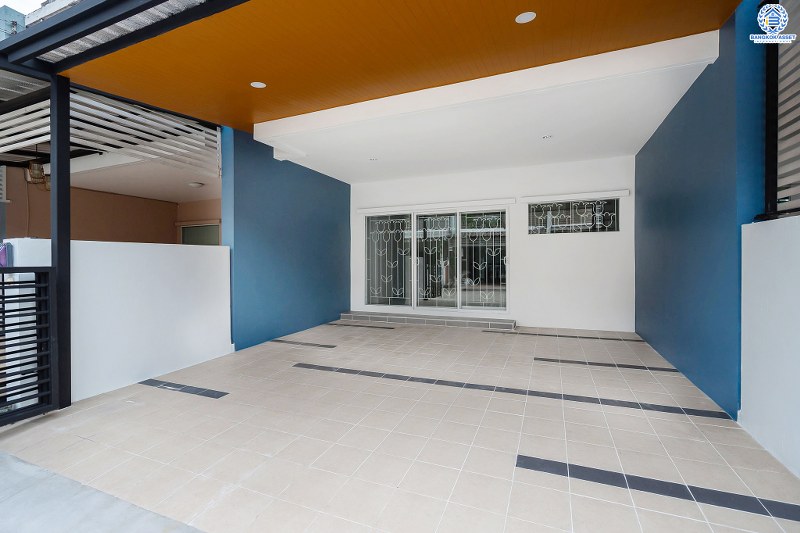 บ้านมือสองตกแต่งใหม่ สไตล์โมเดิร์น โครงการ เดอะทรัสต์ทาวน์ ราชพฤกษ์-รัตนาธิเบศร์ เนื้อที่ 19.8 ตร.ว. มาพร้อมฟังก์ชั่น 3 ห้องนอน 2 ห้องน้ำ คุณภาพแบรนด์ Q.House สาธารณูปโภคครบครัน บนทำเลติดถ.ราชพฤกษ์ เดินทางสู่ใจกลางเมืองได้อย่างรวดเร็ว ใกล้รถไฟฟ้าสถานีบางรักน้อยท่าอิฐ