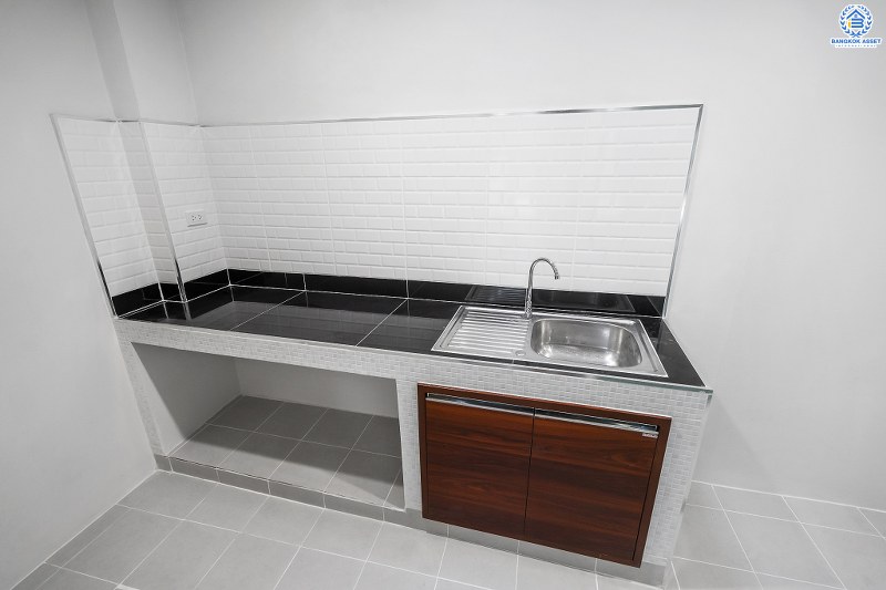 บ้านมือสองตกแต่งใหม่ สไตล์โมเดิร์น โครงการ เดอะทรัสต์ทาวน์ ราชพฤกษ์-รัตนาธิเบศร์ เนื้อที่ 19.8 ตร.ว. มาพร้อมฟังก์ชั่น 3 ห้องนอน 2 ห้องน้ำ คุณภาพแบรนด์ Q.House สาธารณูปโภคครบครัน บนทำเลติดถ.ราชพฤกษ์ เดินทางสู่ใจกลางเมืองได้อย่างรวดเร็ว ใกล้รถไฟฟ้าสถานีบางรักน้อยท่าอิฐ