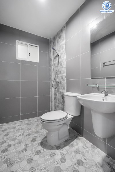 บ้านมือสองตกแต่งใหม่ สไตล์โมเดิร์น โครงการ เดอะทรัสต์ทาวน์ ราชพฤกษ์-รัตนาธิเบศร์ เนื้อที่ 19.8 ตร.ว. มาพร้อมฟังก์ชั่น 3 ห้องนอน 2 ห้องน้ำ คุณภาพแบรนด์ Q.House สาธารณูปโภคครบครัน บนทำเลติดถ.ราชพฤกษ์ เดินทางสู่ใจกลางเมืองได้อย่างรวดเร็ว ใกล้รถไฟฟ้าสถานีบางรักน้อยท่าอิฐ