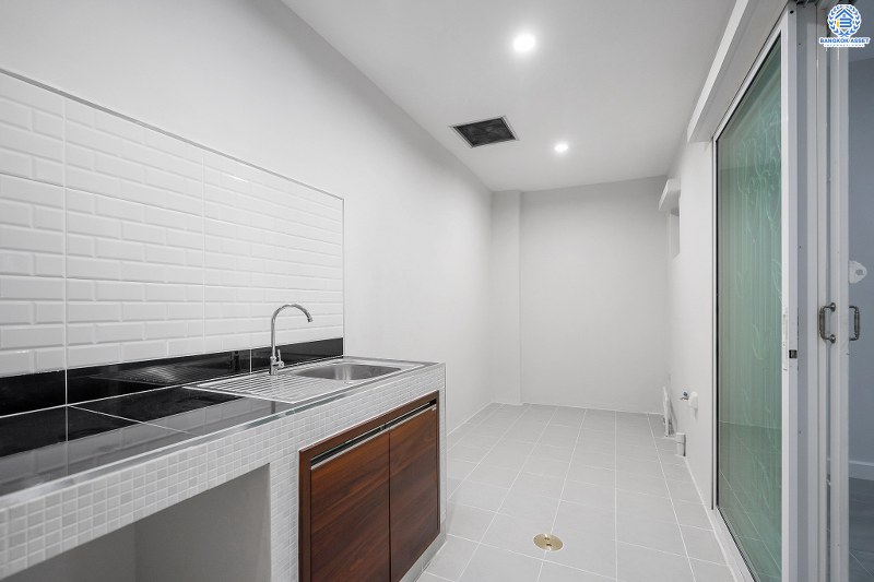 บ้านมือสองตกแต่งใหม่ สไตล์โมเดิร์น โครงการ เดอะทรัสต์ทาวน์ ราชพฤกษ์-รัตนาธิเบศร์ เนื้อที่ 19.8 ตร.ว. มาพร้อมฟังก์ชั่น 3 ห้องนอน 2 ห้องน้ำ คุณภาพแบรนด์ Q.House สาธารณูปโภคครบครัน บนทำเลติดถ.ราชพฤกษ์ เดินทางสู่ใจกลางเมืองได้อย่างรวดเร็ว ใกล้รถไฟฟ้าสถานีบางรักน้อยท่าอิฐ