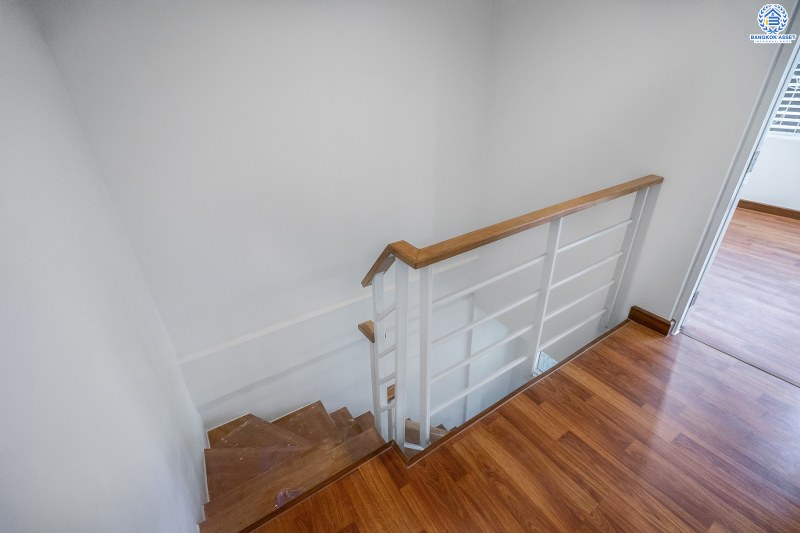 บ้านมือสองตกแต่งใหม่ สไตล์โมเดิร์น โครงการ เดอะทรัสต์ทาวน์ ราชพฤกษ์-รัตนาธิเบศร์ เนื้อที่ 19.8 ตร.ว. มาพร้อมฟังก์ชั่น 3 ห้องนอน 2 ห้องน้ำ คุณภาพแบรนด์ Q.House สาธารณูปโภคครบครัน บนทำเลติดถ.ราชพฤกษ์ เดินทางสู่ใจกลางเมืองได้อย่างรวดเร็ว ใกล้รถไฟฟ้าสถานีบางรักน้อยท่าอิฐ