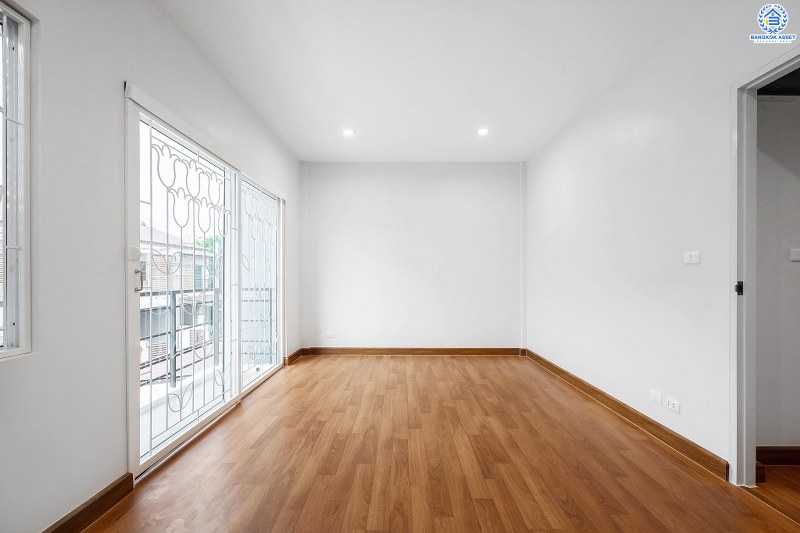 บ้านมือสองตกแต่งใหม่ สไตล์โมเดิร์น โครงการ เดอะทรัสต์ทาวน์ ราชพฤกษ์-รัตนาธิเบศร์ เนื้อที่ 19.8 ตร.ว. มาพร้อมฟังก์ชั่น 3 ห้องนอน 2 ห้องน้ำ คุณภาพแบรนด์ Q.House สาธารณูปโภคครบครัน บนทำเลติดถ.ราชพฤกษ์ เดินทางสู่ใจกลางเมืองได้อย่างรวดเร็ว ใกล้รถไฟฟ้าสถานีบางรักน้อยท่าอิฐ