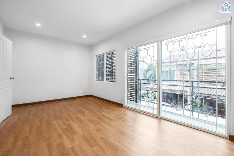 บ้านมือสองตกแต่งใหม่ สไตล์โมเดิร์น โครงการ เดอะทรัสต์ทาวน์ ราชพฤกษ์-รัตนาธิเบศร์ เนื้อที่ 19.8 ตร.ว. มาพร้อมฟังก์ชั่น 3 ห้องนอน 2 ห้องน้ำ คุณภาพแบรนด์ Q.House สาธารณูปโภคครบครัน บนทำเลติดถ.ราชพฤกษ์ เดินทางสู่ใจกลางเมืองได้อย่างรวดเร็ว ใกล้รถไฟฟ้าสถานีบางรักน้อยท่าอิฐ