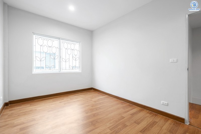 บ้านมือสองตกแต่งใหม่ สไตล์โมเดิร์น โครงการ เดอะทรัสต์ทาวน์ ราชพฤกษ์-รัตนาธิเบศร์ เนื้อที่ 19.8 ตร.ว. มาพร้อมฟังก์ชั่น 3 ห้องนอน 2 ห้องน้ำ คุณภาพแบรนด์ Q.House สาธารณูปโภคครบครัน บนทำเลติดถ.ราชพฤกษ์ เดินทางสู่ใจกลางเมืองได้อย่างรวดเร็ว ใกล้รถไฟฟ้าสถานีบางรักน้อยท่าอิฐ