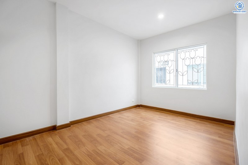 บ้านมือสองตกแต่งใหม่ สไตล์โมเดิร์น โครงการ เดอะทรัสต์ทาวน์ ราชพฤกษ์-รัตนาธิเบศร์ เนื้อที่ 19.8 ตร.ว. มาพร้อมฟังก์ชั่น 3 ห้องนอน 2 ห้องน้ำ คุณภาพแบรนด์ Q.House สาธารณูปโภคครบครัน บนทำเลติดถ.ราชพฤกษ์ เดินทางสู่ใจกลางเมืองได้อย่างรวดเร็ว ใกล้รถไฟฟ้าสถานีบางรักน้อยท่าอิฐ