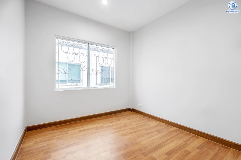 บ้านมือสองตกแต่งใหม่ สไตล์โมเดิร์น โครงการ เดอะทรัสต์ทาวน์ ราชพฤกษ์-รัตนาธิเบศร์ เนื้อที่ 19.8 ตร.ว. มาพร้อมฟังก์ชั่น 3 ห้องนอน 2 ห้องน้ำ คุณภาพแบรนด์ Q.House สาธารณูปโภคครบครัน บนทำเลติดถ.ราชพฤกษ์ เดินทางสู่ใจกลางเมืองได้อย่างรวดเร็ว ใกล้รถไฟฟ้าสถานีบางรักน้อยท่าอิฐ