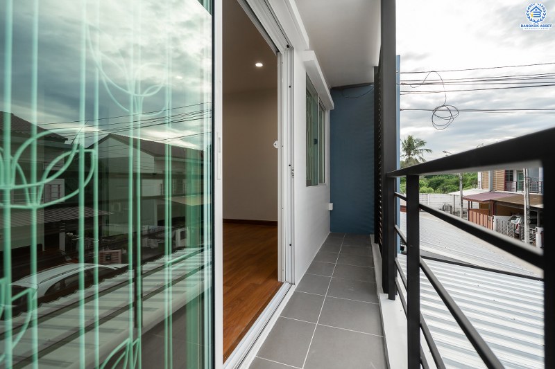 บ้านมือสองตกแต่งใหม่ สไตล์โมเดิร์น โครงการ เดอะทรัสต์ทาวน์ ราชพฤกษ์-รัตนาธิเบศร์ เนื้อที่ 19.8 ตร.ว. มาพร้อมฟังก์ชั่น 3 ห้องนอน 2 ห้องน้ำ คุณภาพแบรนด์ Q.House สาธารณูปโภคครบครัน บนทำเลติดถ.ราชพฤกษ์ เดินทางสู่ใจกลางเมืองได้อย่างรวดเร็ว ใกล้รถไฟฟ้าสถานีบางรักน้อยท่าอิฐ