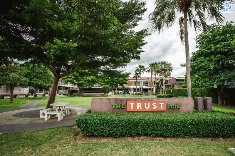 บ้านมือสองตกแต่งใหม่ สไตล์โมเดิร์น โครงการ เดอะทรัสต์ทาวน์ ราชพฤกษ์-รัตนาธิเบศร์ เนื้อที่ 19.8 ตร.ว. มาพร้อมฟังก์ชั่น 3 ห้องนอน 2 ห้องน้ำ คุณภาพแบรนด์ Q.House สาธารณูปโภคครบครัน บนทำเลติดถ.ราชพฤกษ์ เดินทางสู่ใจกลางเมืองได้อย่างรวดเร็ว ใกล้รถไฟฟ้าสถานีบางรักน้อยท่าอิฐ